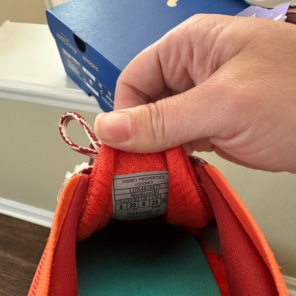 Brooks RunDisney Moana Running Shoes Women Size 8 Adrenaline GTS 25 Limited NIB - Picture 12 of 16